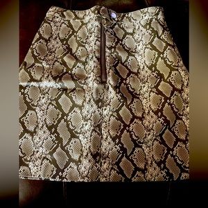 NWOT!! DIVIDED BY H&M SNAKE SKIN SKIRT! Size 0.